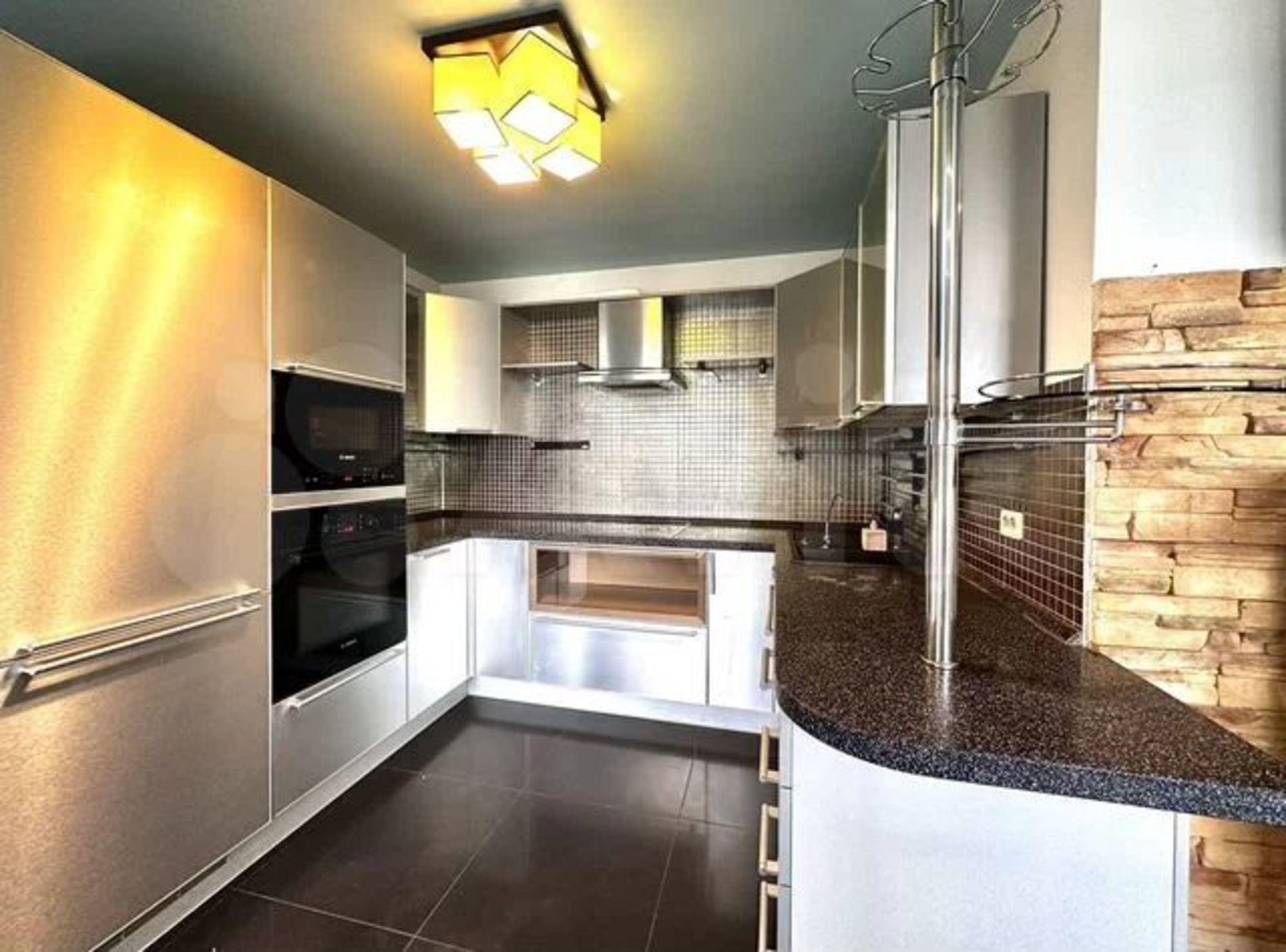 Купить квартиру за 10 000 000 рублей на Василисина ул, 8б